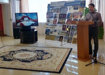 Книжная выставка-диорама «Беларусь – краіна міру і стваральнай працы»