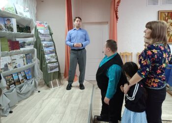 Обзоры книжных выставок «На страже мира и добра» и «Есть такая профессия — Родину защищать»