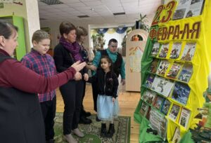 Обзоры книжных выставок "На страже мира и добра" и "Есть такая профессия - Родину защищать"