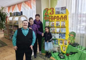 Обзоры книжных выставок "На страже мира и добра" и "Есть такая профессия - Родину защищать"