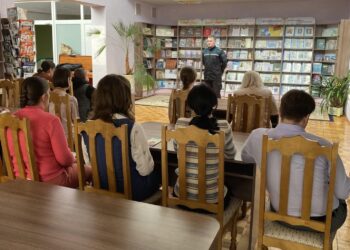 Встреча инспектора сектора надзора и профилактики Константина Стемпковского с сотрудниками Дрогичинской центральной районной библиотеки