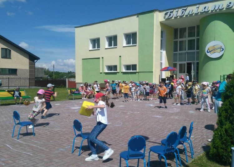 Театрализованное представление «Живет на планете народ веселый – дети»